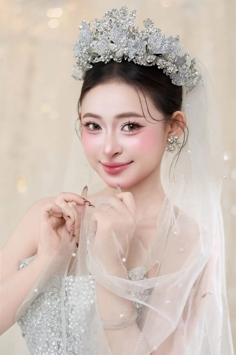 Cô dâu đội vương miện đính đá, trang điểm má hồng