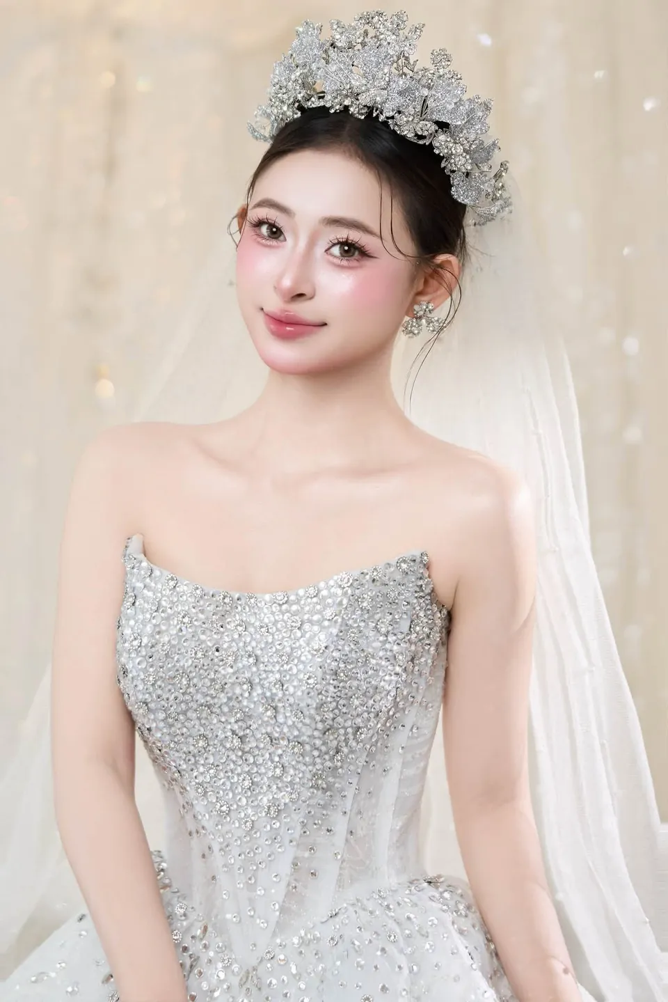 Cô dâu mỉm cười trong váy cúp ngực đính đá và vương miện