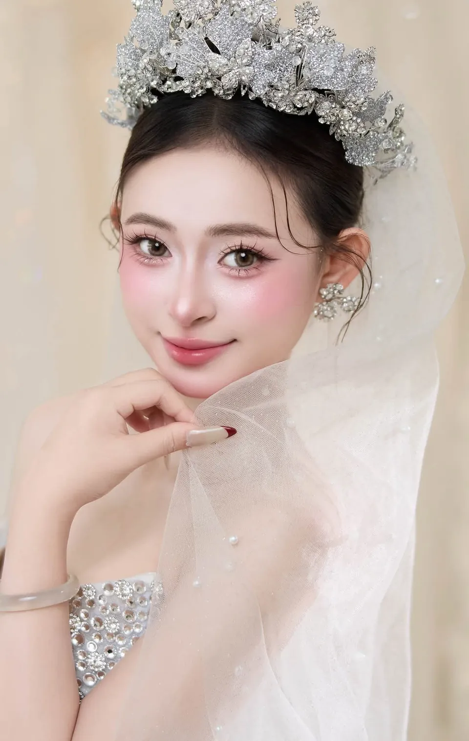 Cận mặt cô dâu đội vương miện, lớp trang điểm tông hồng
